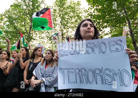 Santiago, région métropolitaine, Chili. 19 octobre 2023. Des membres de la communauté palestinienne manifestent devant l'ambassade d'Israël, contre ses actions militaires sur Gaza. Santiago, Chili. 19 octobre 2023. (Image de crédit : © Joshua Arguello/ZUMA Press Wire) USAGE ÉDITORIAL SEULEMENT! Non destiné à UN USAGE commercial ! Banque D'Images