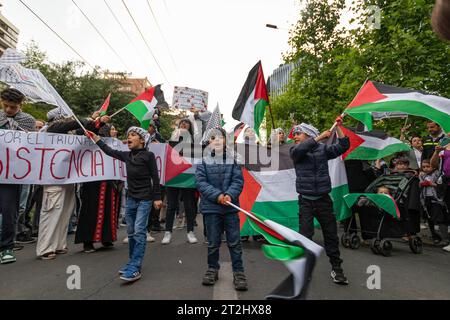 Santiago, région métropolitaine, Chili. 19 octobre 2023. Des membres de la communauté palestinienne manifestent devant l'ambassade d'Israël, contre ses actions militaires sur Gaza. Santiago, Chili. 19 octobre 2023. (Image de crédit : © Joshua Arguello/ZUMA Press Wire) USAGE ÉDITORIAL SEULEMENT! Non destiné à UN USAGE commercial ! Banque D'Images