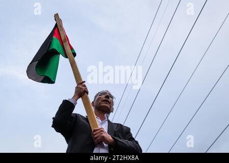 Santiago, région métropolitaine, Chili. 19 octobre 2023. Des membres de la communauté palestinienne manifestent devant l'ambassade d'Israël, contre ses actions militaires sur Gaza. Santiago, Chili. 19 octobre 2023. (Image de crédit : © Joshua Arguello/ZUMA Press Wire) USAGE ÉDITORIAL SEULEMENT! Non destiné à UN USAGE commercial ! Banque D'Images