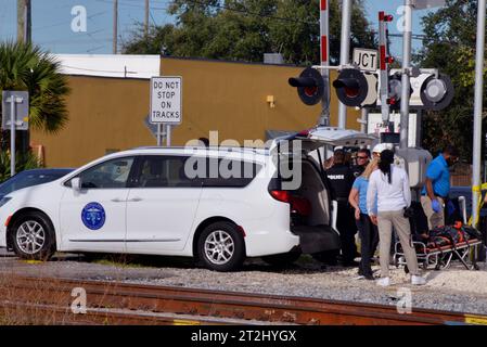 Melbourne, Comté de Brevard, Floride, États-Unis. 19 octobre 2023. Le nouveau service de train Brightline qui a commencé la semaine dernière entre l'aéroport international d'Orlando et le sud de la Floride a heurté et tué une dame sur les rails à Aurora Road. À leur arrivée, les agents ont découvert que la piétonne impliquée dans l'accident était décédée. Crédit : Julian Leek/Alamy Live News Banque D'Images