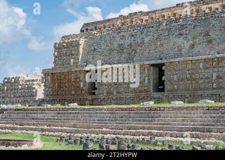 Façade du bâtiment du temple des masques, situé dans la zone archéologique de Kabah, appartenant à la route Puuc dans la péninsule du Yucatan, Banque D'Images