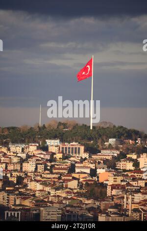 Paysage urbain d'istanbul avec drapeau turc Banque D'Images