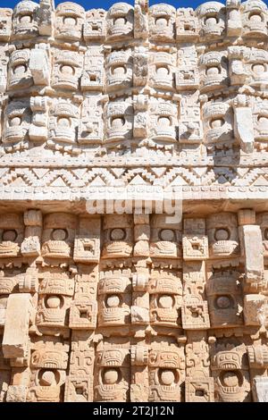 Partie de la façade du Temple des masques dans la zone archéologique de Kabah, situé dans la route Puuc de la péninsule du Yucatan, au Mexique. L'image Banque D'Images