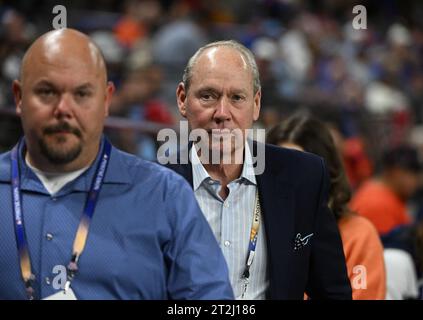 Arlington, États-Unis. 19 octobre 2023. Jim Crane, propriétaire des Houston Astros, marche à travers le stade de baseball lors du quatrième match de l'ALCS contre les Rangers du Texas au Globe Life Field à Arlington, Texas, le jeudi 19 octobre 2023. Photo de Ian Halperin/UPI. Crédit : UPI/Alamy Live News Banque D'Images