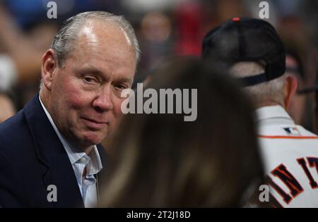 Arlington, États-Unis. 19 octobre 2023. Jim Crane, propriétaire des Astros de Houston, parle aux fans lors du quatrième match de l'ALCS contre les Rangers du Texas au Globe Life Field à Arlington, Texas, le jeudi 19 octobre 2023. Photo de Ian Halperin/UPI. Crédit : UPI/Alamy Live News Banque D'Images