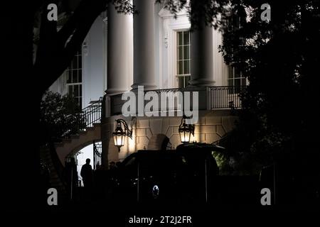 Washington, Vereinigte Staaten. 19 octobre 2023. Le président américain Joe Biden arrive à la Maison Blanche à Washington, DC, le jeudi 19 octobre 2023. Crédit : Julia Nikhinson/Pool via CNP/dpa/Alamy Live News Banque D'Images