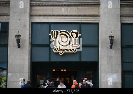 New York, États-Unis. 19 octobre 2023. La chaîne de supermarchés Wegmans, basée à Rochester, a ouvert son premier magasin à Astor place dans la section East Village de Manhattan, New York, NY, le 19 octobre 2023. Le magasin est situé dans le bâtiment historique de Wanamaker et fait 87 500 pieds carrés, l'une des plus grandes épiceries de New York. (Photo Anthony Behar/Sipa USA) crédit : SIPA USA/Alamy Live News Banque D'Images