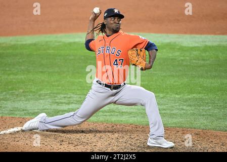 Arlington, États-Unis. 19 octobre 2023. Rafael Montero, lanceur de secours des Astros de Houston, lance la neuvième manche contre les Rangers du Texas dans le quatrième match des ALCS au Globe Life Field à Arlington, Texas, le jeudi 19 octobre 2023. Photo de Ian Halperin/UPI. Crédit : UPI/Alamy Live News Banque D'Images