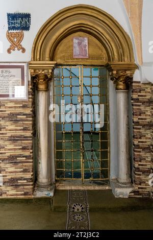 Jérusalem, Israël - 12 août 2023 : porte d'entrée arrière à Nabi, ou Nebi Musa, tombe du prophète Moïse, que les musulmans croient enterré dans la mosquée l Banque D'Images