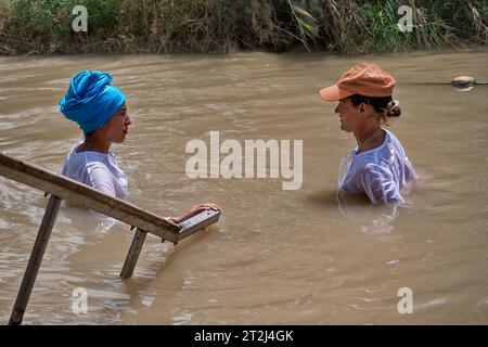 Galilée, Israël - 13 août 2023 : pèlerins se baignant dans la rivière Jourdain, Basse Galilée, désert de Kideam, Israël. Banque D'Images