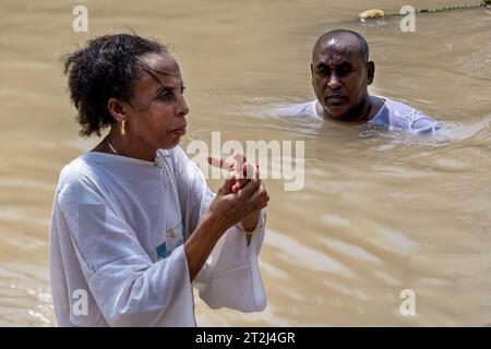 Galilée, Israël - 13 août 2023. Pèlerins se baignant dans la rivière Jourdain, Basse Galilée, Israël. Banque D'Images