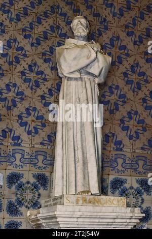 Ein Kerem, Israël - 12 août 2023 : statue de Saint François à l'intérieur de l'église de Saint-François Jean-Baptiste, un lieu de pèlerinage près de Jérusalem. Banque D'Images