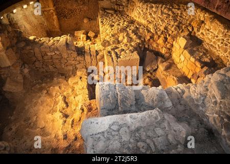 Acre, Israël - 15 août 2023 : ruines dans la salle de la prison de la forteresse Croisée de la vieille ville d'Acre, Akko ou Akka dans le nord de Haïfa, Israël Banque D'Images