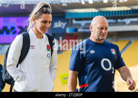 Wellington, Nouvelle-Zélande. 20 octobre 2023. Les joueuses de l'équipe de rugby féminin d'Angleterre et les membres du personnel d'entraînement marchent sur le terrain à Wellington avant le match du tournoi WXV 1 entre l'Angleterre et l'Australie à Wellington, Nouvelle-Zélande (image de crédit : ©James Foy/Alamy Live News) Banque D'Images