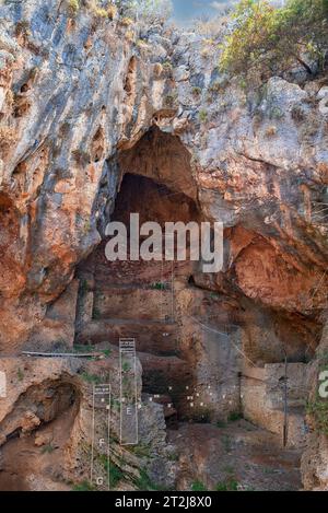 Réserve naturelle de Nahal Me'arot, Israël - 16 août 2023 : la grotte de Tabun, Israël, est un site excavé situé dans la réserve naturelle de Nahal Me'arot et est l'un des Banque D'Images