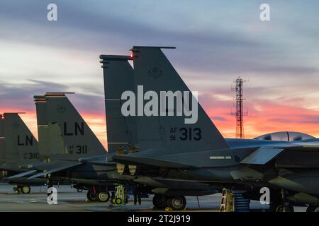 RAF Lakenheath, Suffolk, Royaume-Uni. 16 octobre 2023. Les F-15E Strike Eagles de l'US Air Force affectés au 494th Fighter Squadron sont assis sur la ligne de vol avant le départ de la RAF Lakenheath, en Angleterre, pour un déploiement dans un endroit non divulgué en Asie du Sud-Ouest, le 16 octobre 2023. Pendant son déploiement, le 494th FS soutiendra la 9th Air Force (Air Forces Central) et sera un partenaire engagé, concentré et prêt à soutenir les forces de la coalition pour assurer, dissuader et défendre dans un environnement de sécurité de plus en plus complexe et dynamique. (Image de crédit : © U.S. Air Force/ZUMA Press Wire) USAGE ÉDITORIAL SEULEMENT! Non Banque D'Images