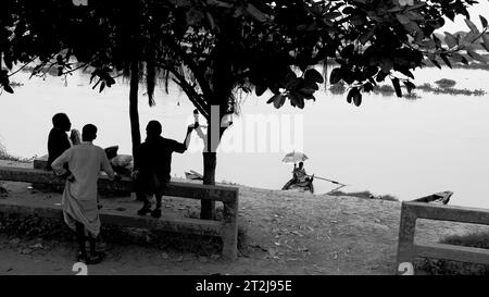 Gabtoli Amen Bazar est une station de bateau traditionnelle animée à Dhaka, Bangladesh, image prise le 29 mai 2022. Les bateaux bordent les eaux tranquilles de la Banque D'Images