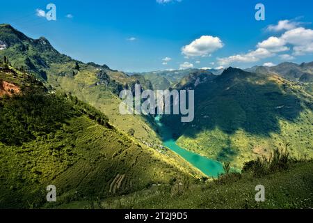 Trekking au-dessus de la rivière Nho que et Tu San Canyon, Ma Pi Leng, Ha Giang, Vietnam Banque D'Images