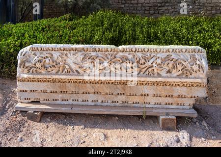Césarée, Israël - 16 août 2023 : ruines de Césarée devant les murs extérieurs d'Hérode le Grand Palais. Israël, District de Haïfa, Césarée, Banque D'Images