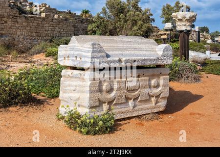 Césarée, Israël - 16 août 2023 : sarcophage devant les murs extérieurs du roi Hérode le Grand Palais. Israël, district de Haïfa, Césarée. Banque D'Images