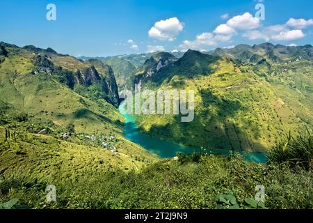 Trekking au-dessus de la rivière Nho que et Tu San Canyon, Ma Pi Leng, Ha Giang, Vietnam Banque D'Images