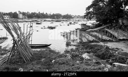 Gabtoli Amen Bazar est une station de bateau traditionnelle animée à Dhaka, Bangladesh, image prise le 29 mai 2022. Les bateaux bordent les eaux tranquilles de la Banque D'Images