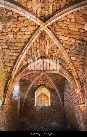Césarée, Israël – 08-16-2023. Ruines d'un plafond voûté dans l'entrée des Croisés du parc national de Césarée Maritima, construit par Hérode le Grand About Banque D'Images