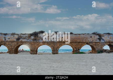 Vestiges de l'ancien aqueduc romain sur la côte méditerranéenne près de la ville de Césarée en Israël. Banque D'Images