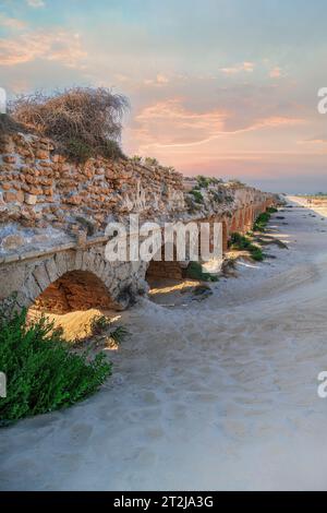 Vestiges de l'ancien aqueduc romain sur la côte méditerranéenne près de la ville de Césarée en Israël. Banque D'Images
