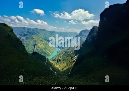Trekking au-dessus de la rivière Nho que et Tu San Canyon, Ma Pi Leng, Ha Giang, Vietnam Banque D'Images