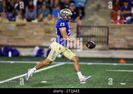 19 octobre 2023 : Angus Davies #29 Tulsa Punter se prépare à mettre son pied au ballon. Rice a battu Tulsa 42-10 à Tulsa, OK. Richey Miller/CSM Banque D'Images