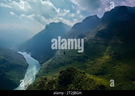 Trekking au-dessus de la rivière Nho que et Tu San Canyon, Ma Pi Leng, Ha Giang, Vietnam Banque D'Images