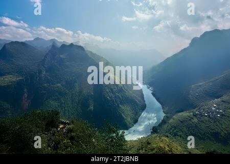 Trekking au-dessus de la rivière Nho que et Tu San Canyon, Ma Pi Leng, Ha Giang, Vietnam Banque D'Images