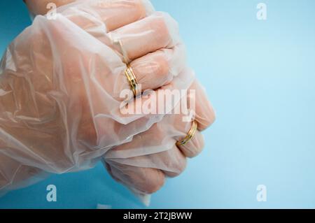 le marié fait une offre en gants à la mariée. engagé dans des gants et des anneaux sur le dessus d'eux. 2020 mariage en pandémie. engagement dans l'ère de coro Banque D'Images