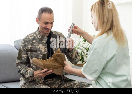 Portrait d'un militaire américain handicapé tenant une jambe de prothèse Banque D'Images