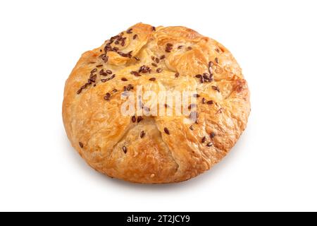 délicieux produit de boulangerie kubdari avec de la viande sur un fond blanc. Mise au point sélective. Avec chemin de détourage pour le menu de conception. Vue de dessus. géorgien traditionnel Banque D'Images