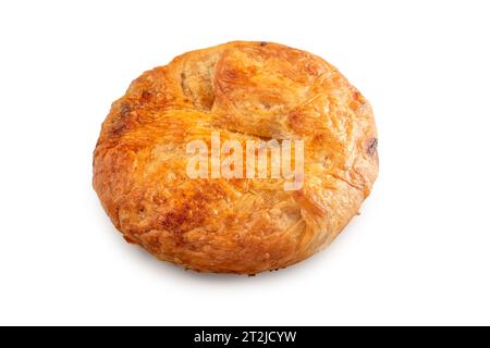 délicieux produit de boulangerie kubdari avec de la viande sur un fond blanc. Mise au point sélective. Avec chemin de détourage pour le menu de conception. Vue de dessus. géorgien traditionnel Banque D'Images