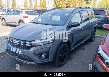 Bordeaux , France - 10 11 2023 : Dacia Jogger nouvelle voiture moderne dans le magasin concessionnaire constructeur automobile Roumanie Banque D'Images