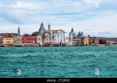 Canal de la Giudecca avec église Santa Maria del Rosario, Italie Venise. Banque D'Images