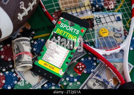 pile de jetons de casino et de voiture-jouet Banque D'Images