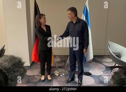 Tel Aviv, Israël. 20 octobre 2023. Annalena Baerbock (Bündnis 90/Die Grünen), ministre allemande des Affaires étrangères, et Eli Cohen, ministre israélien des Affaires étrangères se rencontrent pour des entretiens. Baerbock a visité Israël pour la deuxième fois en une semaine dans le cadre de sa diplomatie de crise au Moyen-Orient. Crédit : Jörg Blank/dpa/Alamy Live News Banque D'Images