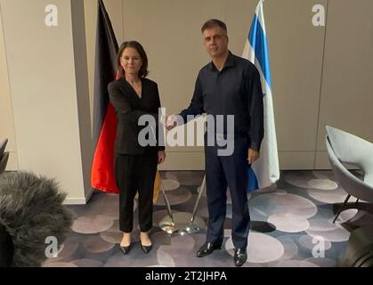 Tel Aviv, Israël. 20 octobre 2023. Annalena Baerbock (Bündnis 90/Die Grünen), ministre allemande des Affaires étrangères, et Eli Cohen, ministre israélien des Affaires étrangères se rencontrent pour des entretiens. Baerbock a visité Israël pour la deuxième fois en une semaine dans le cadre de sa diplomatie de crise au Moyen-Orient. Crédit : Jörg Blank/dpa/Alamy Live News Banque D'Images