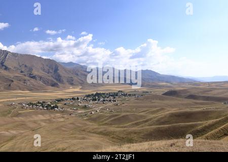 Plateau montagneux au-dessus d'un petit village sur la route de Kazarman, district de la région de Jalal-Abad dans l'ouest du Kirghizistan Banque D'Images