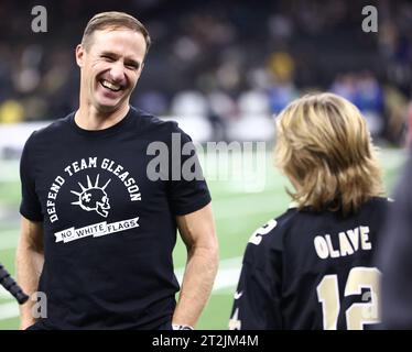 La Nouvelle-Orléans, États-Unis. 19 octobre 2023. L'ancien quarterback des Saints de la Nouvelle-Orléans Drew Brees discute avec quelques fans lors d'un match de la National football League au Caesars Superdome à la Nouvelle-Orléans, Louisiane, le jeudi 19 octobre 2023. (Photo de Peter G. Forest/Sipa USA) crédit : SIPA USA/Alamy Live News Banque D'Images