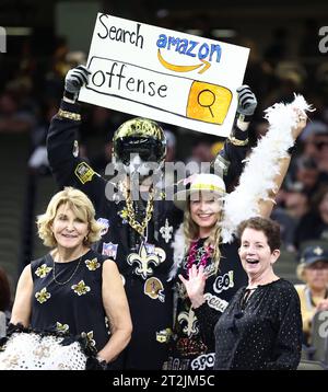 La Nouvelle-Orléans, États-Unis. 19 octobre 2023. Un fan de New Orleans Saints montre une barre de recherche Amazon pour l'attaque de l'équipe lors d'un match de la National football League au Caesars Superdome à la Nouvelle-Orléans, Louisiane, le jeudi 19 octobre 2023. (Photo de Peter G. Forest/Sipa USA) crédit : SIPA USA/Alamy Live News Banque D'Images