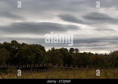 stratus gris sombre nuages dans le ciel par un jour nuageux Banque D'Images