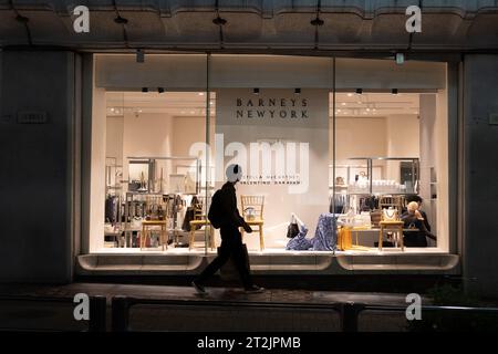 Tokyo, Japon. 11 octobre 2023. Un grand magasin de luxe haut de gamme Barney's New-yorkais dans le magasin Seibu le long de Shibuya Koen-dori. Alors que Barney's a cessé ses activités aux États-Unis, la filiale japonaise continue d'opérer à Tokyo. (Image de crédit : © Taidgh Barron/ZUMA Press Wire) USAGE ÉDITORIAL SEULEMENT! Non destiné à UN USAGE commercial ! Banque D'Images