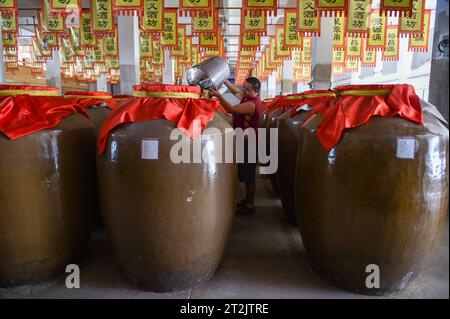 SUQIAN, CHINE - 20 OCTOBRE 2023 - des travailleurs encapsulent de l'alcool dans une distillerie de Suqian, province du Jiangsu, Chine, le 20 octobre 2023. Banque D'Images