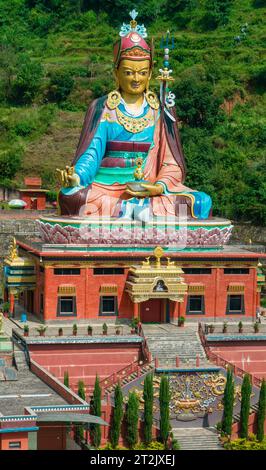 Vue aérienne de la plus grande statue de Guru Rinpoché au Népal, située dans le monastère de Dollu, Dakshinkali. Pharping 10-10-2023 Banque D'Images