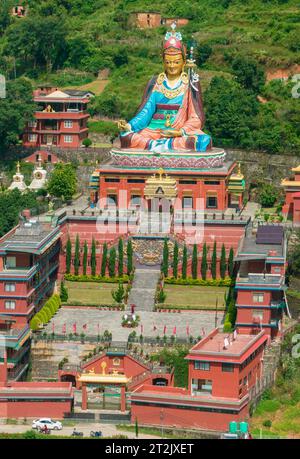 Vue aérienne de la plus grande statue de Guru Rinpoché au Népal, située dans le monastère de Dollu, Dakshinkali. Pharping 10-10-2023 Banque D'Images